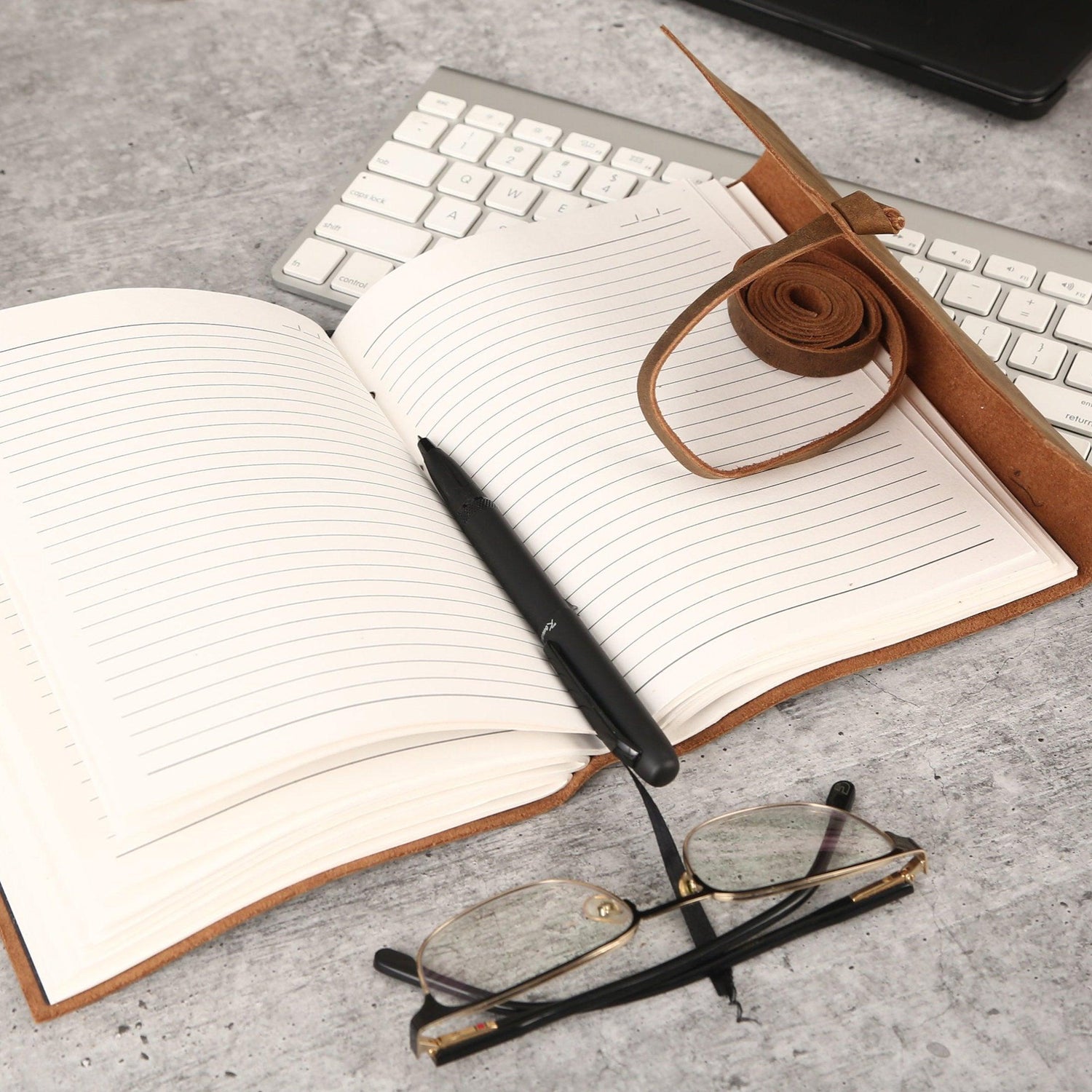 Leather Journal Lined Paper with Luxury Pen Handmade Leather Journal/Writing Notebook Diary/Bound Daily Notepad for Men & Women Medium